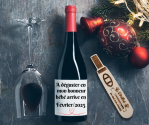 Une bouteille de vin ou de champagne étiquetée + test de grossesse en bois Personnalisé